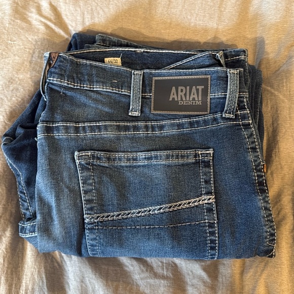 Basically New Ariat jeans boot cut Relaxed M4 size 44/32.Worn a few times!